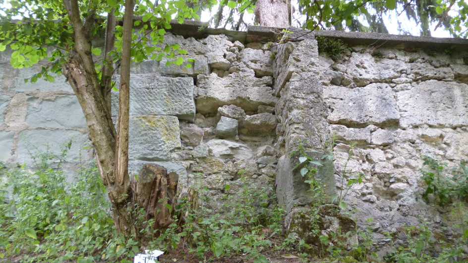 Natursteinmauer aus Sandstein und Kalktuff
