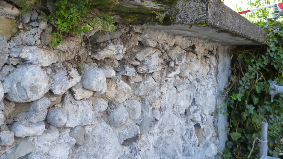 Sondage Natursteinmauer nach dem Entfernen von zementösem, wasserdichtem Verputz