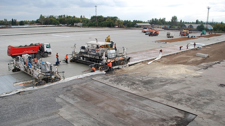 Flughafen Donetsk, Einbau der neuen Flugbetriebsfläche