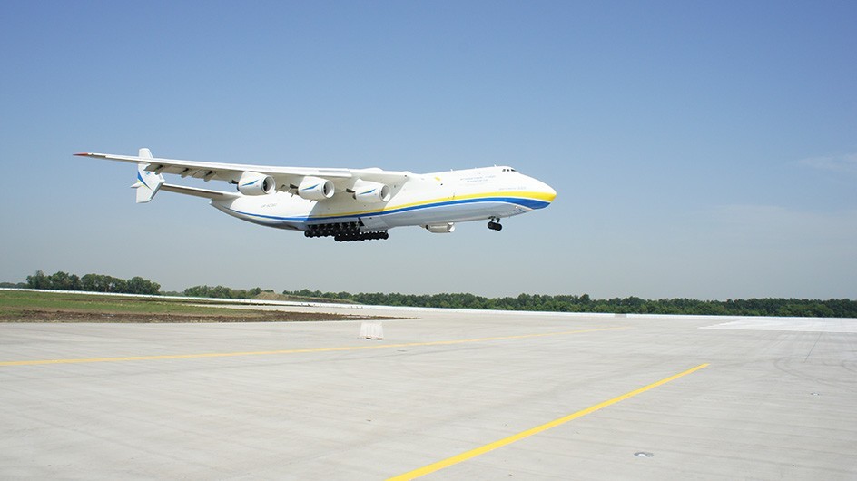 Das grösste Flugzeug der Welt, eine Antonov An-225 Mriya, landet zur Einweihung der neuen Flugbetriebsfläche am 26. Juli 2001 in Donetsk.