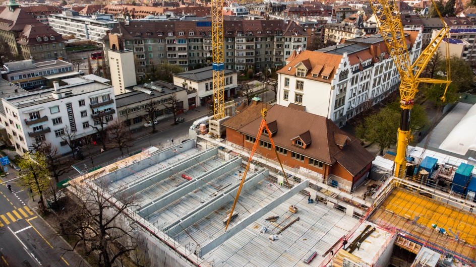 Für das punktgenaue Versetzen der Träger war ebenfalls Fingerspitzengefühl durch den Kranführer gefragt.