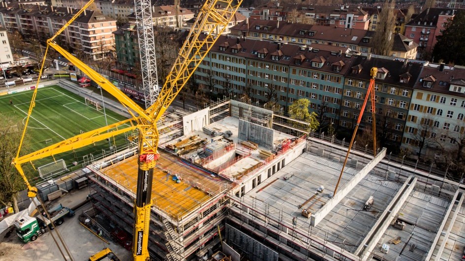 Je zwei Träger bilden zusammen einen Hauptträger. Das neue Turnhallendach wird von insgesamt 5 Hauptträgern überspannt.