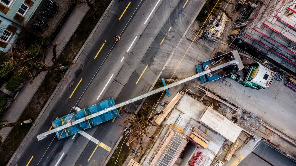 Bauen im innerstädtischen Bereich bedeutet eingeschränkte Platzverhältnisse; so auch für die Anlieferung der vorfabrizierten Träger. Millimeterarbeit des Chauffeurs war gefragt.