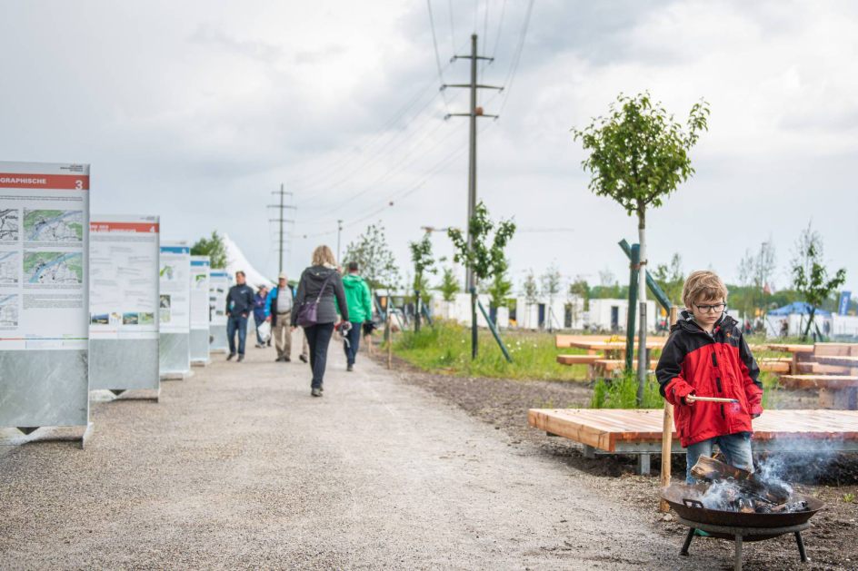 Plakatreihe zur Arealgeschichte entlang der neuen Promenade