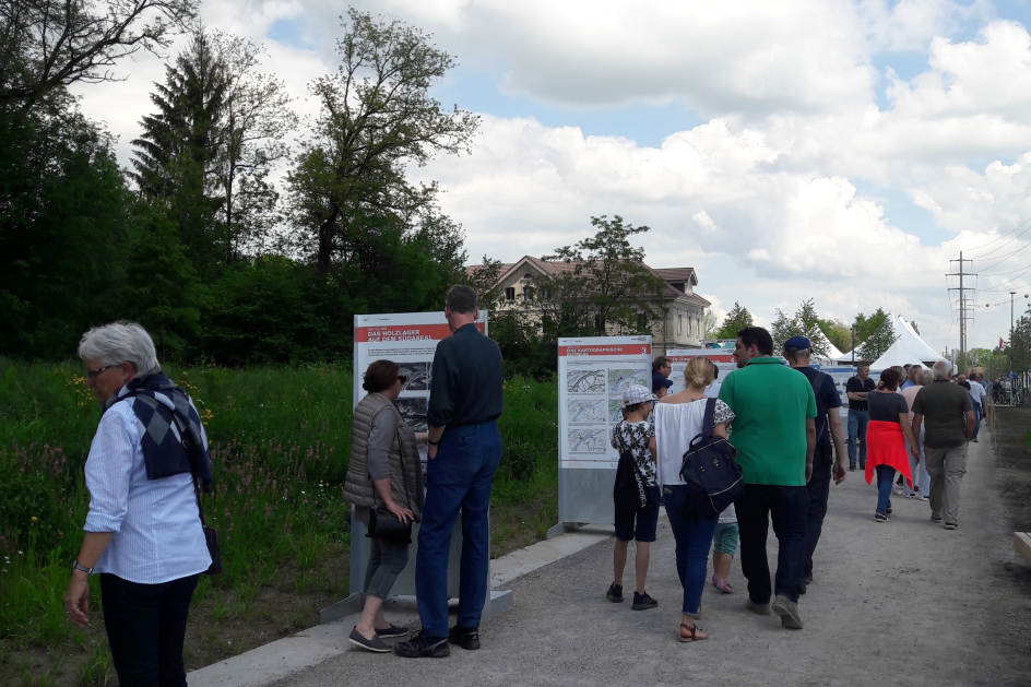 Reger Verkehr vor den Plakaten