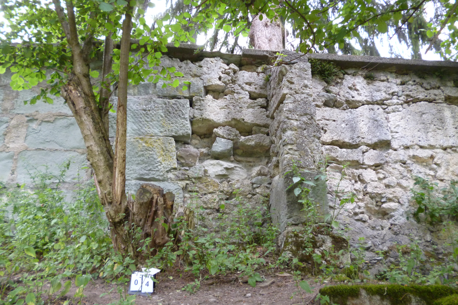 Natursteinmauer aus Sandstein und Kalktuff