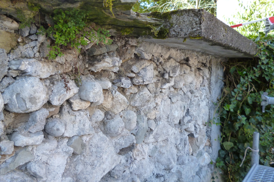 Sondage Natursteinmauer nach dem Entfernen von zementösem, wasserdichtem Verputz