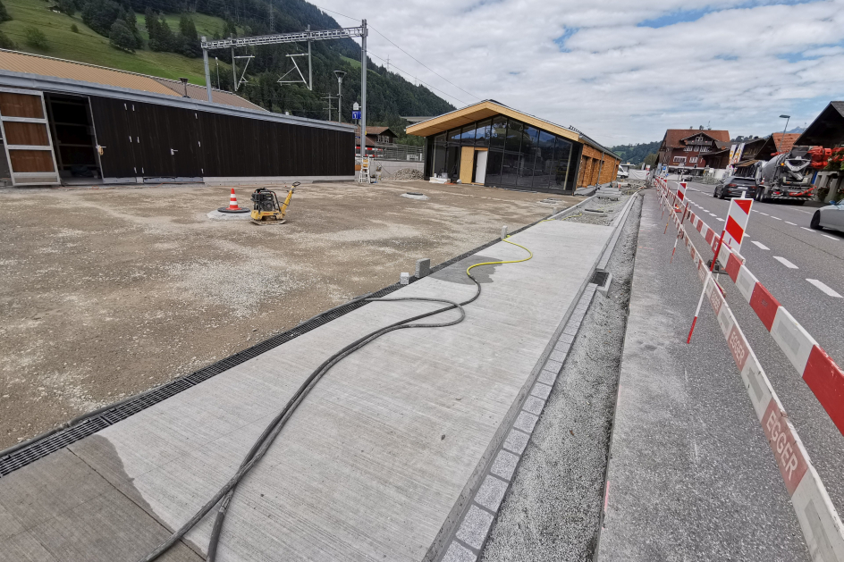 Überfahrbare Betoninsel und Planie neuer Parkplatz