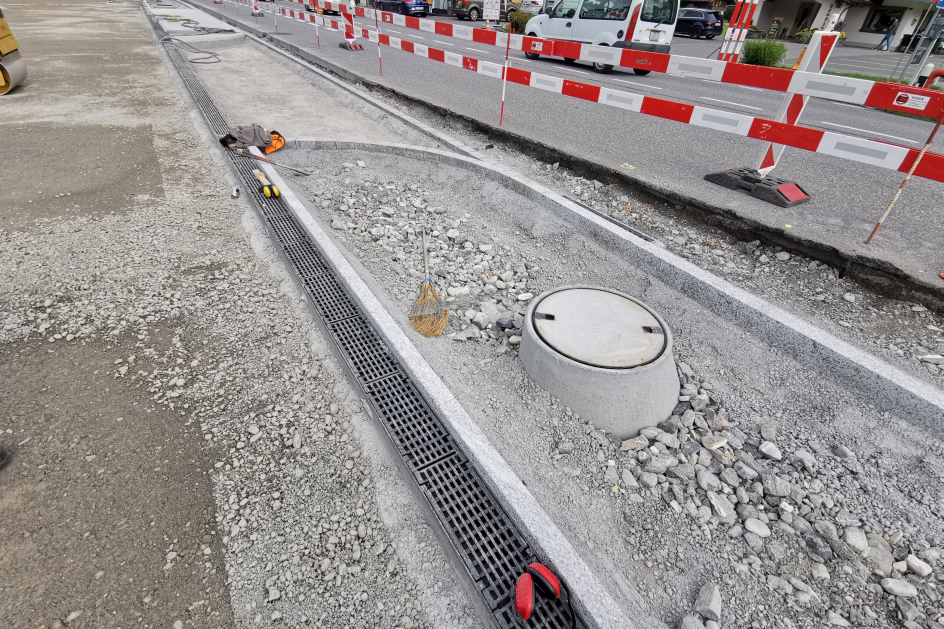 Erstellung Randabschlüsse und Entwässerungsrinne