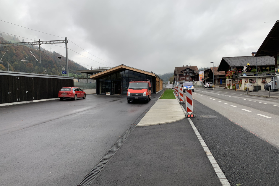 Neues Bahnhofsgebäude mit Belagsfläche des neuen Parkplatzes