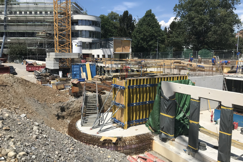 Gartengeschoss vom Nebengebäude, im Hintergrund das denkmalgeschützte Hauptgebäude