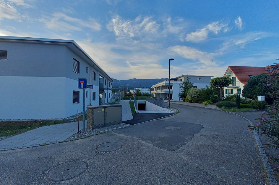 Foto der fertig gestellten Überbauung mit Einstellhallenzufahrt