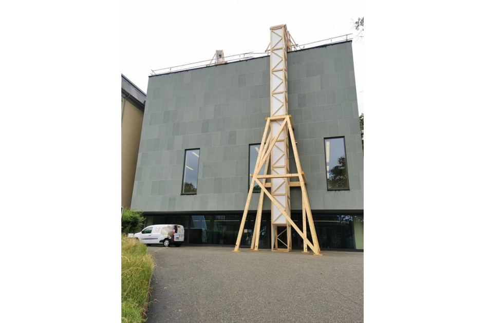 Holzkonstruktion am Gebäude