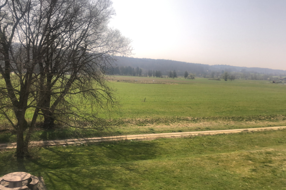 Blick auf die Deponie Spitelfeld aus der Wohnüberbauung Sonnenpark (Deponie Oberer Einschlag im Hintergrund)