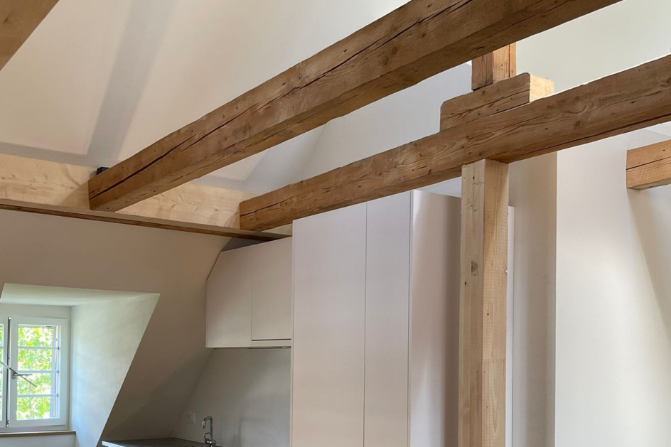 Sichtbare Holzkonstruktion in der Küche