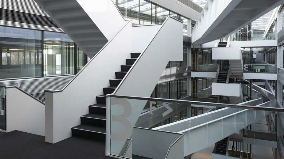 Swisscom Businesspark Ittigen, Atrium mit Innentreppen und Passerellen