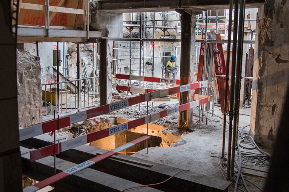Hotel: Baugrube / temporäre Sicherung für Lifteinbau