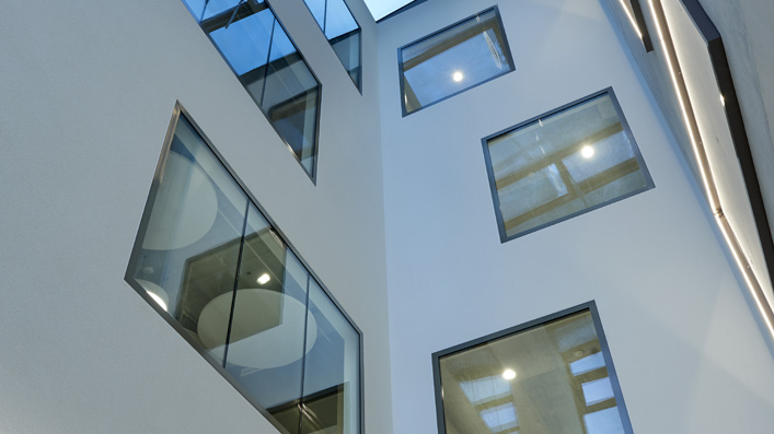 Treppenhaus von unten (Foto: Alain Bucher Werbefotografie)