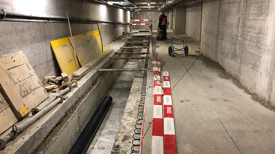 Schacht zur Verlegung der Werkleitungen unter der PU