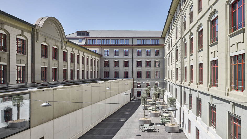 Innenhof mit Bibliothek